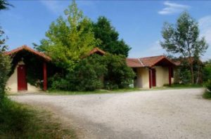 Les sanitaires du camping dans la verdure